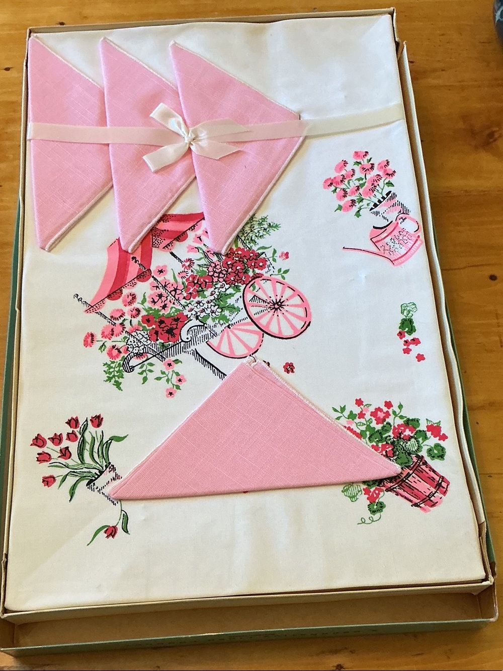 Vintage Table Cloth Set Pink Garden Scene Table Coth Napkins New